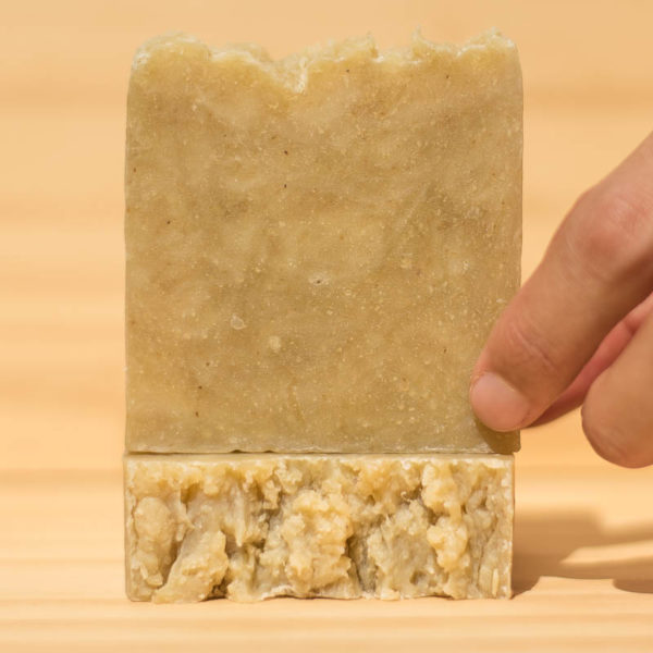 Sabonete Vegetal de Aveia, Abacate e Gerânio - Baobá Saboaria 110g - Image 3